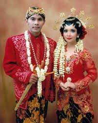Baju kebaya panjang yang dipakai sebagai busana upacara biasa, maka tata rias rambutnya tanpa untaian bunga melati dan tusuk konde. 25 Pakaian Adat Ideas Indonesian Wedding Javanese Wedding Traditional Wedding
