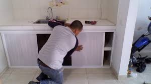 También puedes empotrar un tirador de aluminio en una puerta normalmente se usa esta opción para puertas de pvc pero también es bastante común en algunos son más modernos, otros pueden ser más baratos y otras opciones son ideales para cocinas rústicas. Instalacion Correderas En Aluminio Y Pvc Youtube