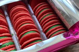 Oreo announces new pink cookies inspired by lady gaga x chromatica. Lady Gaga Oreos Taste Test Do The Chromatica Themed Oreos Taste Good Thrillist