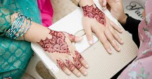 Halo teman, pada kesempatan kali ini kami akan membagikan informasi keren seputar lukisan inai tangan corak henna simple. Kerala Sees Spurt In Panic Weddings As Centre Set To Raise Women S Marriage Age