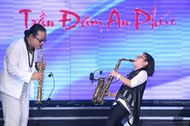 Cách đây hơn 3 tuần, trần mạnh tuấn đã đeo khẩu trang thổi saxophone dành tặng các bệnh nhân f0 tại bệnh viện dã chiến số 3 và số 6 ở tp.hcm. Cfrcyjmv4dhrsm