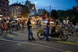 Auf der webseite von critical mass zürich steht dazu: Critical Mass Tausende Velofahrer Blockieren Den Verkehr In Zurich Mindestens Ein Verletzter