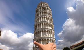 La torre di pisa (o torre pendente), situata in piazza dei miracoli insieme al duomo, il battistero e il camposanto. Pisa In Mostra I Selfie Dei Turisti Con La Torre Pendente Travelnostop