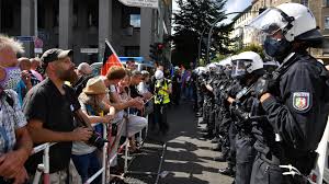 In berlin gilt künftig auch eine maskenpflicht im auto. Corona Proteste In Berlin Senat Beschliesst Maskenpflicht Bei Demonstrationen