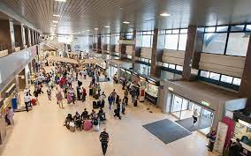 Situat la 16,5 km nord de centrul bucureștiului, aeroportul internațional henri coandă bucurești este cel mai mare aeroport al româniei, deservind 67 de destinații externe și 9 destinații interne. Aeroportul InternaÈ›ional Henri CoandÄƒ BucureÈ™ti Uti Grup