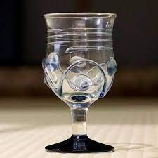 びいどろ とは 江戸時代から明治時代前期にルーツを持つ 和ガラスの総称である ガラスを意味するポルトガル語 vidro を語源とし 主に吹きガラスを指していたとされる 全国にある吹きガラスの中で 青森県が誇るのが津軽びいどろ 漁業で使われていたガラスの浮玉