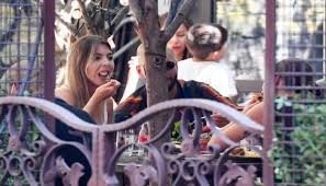 Pero eso no es todo, sino que un detalle que llamó la atención fue la ropa que portaban. Fotos Captan A Maluma Con Nueva Novia 800noticias