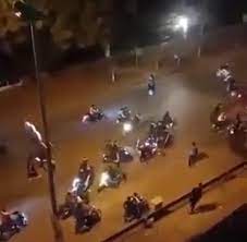 Ba má anh sáng g ra vẫn vội vã chạy đi am làm. Video Hang Chá»¥c Thanh Nien Cáº§m Phong Lá»£n Gay Nao Loáº¡n Giá»¯a Ha Ná»™i Giao Thong