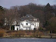 1993 wurde es umgestaltet und als hotel speziell für reisegruppen mit behinderten menschen wiedereröffnet. Weisses Haus Von Nienstedten Wikipedia