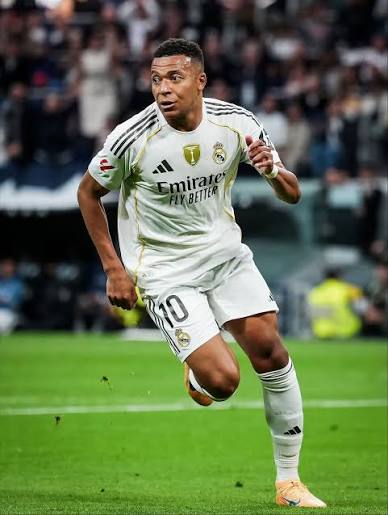 🤩🇫🇷 Kylian Mbappé becomes the 𝐭𝐡𝐢𝐫𝐝 𝐩𝐥𝐚𝐲𝐞𝐫 in the 21st century to score in 𝐟𝐨𝐮𝐫 𝐜𝐨𝐧𝐬𝐞𝐜𝐮𝐭𝐢𝐯𝐞 𝐂𝐥𝐚𝐬𝐢𝐜𝐨𝐬…after Cristiano and Ronaldinho! 🤍⚡️ He's also scored his 𝟏𝟐𝐭𝐡 𝐜𝐚𝐫𝐞𝐞𝐫 𝐠𝐨𝐚𝐥 against Barça 🛸 Man