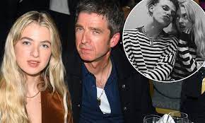 Anais gallagher with her mother meg mathews / dave benett. Noel Gallagher S Daughter Anais Is Dating Punk Rock Star Yungblud Daily Mail Online