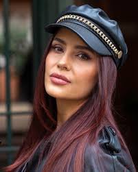 Tarde de chicas por las calles de Madrid 🖤😎 @cristina.solymosi @bbarzuza  👯‍♀️ 📸 @dorian.ph