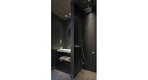 Voilà comment briser le look monotone dans une pièce blanche. 20 Salles De Bains Noires Qui Nous Ont Tape Dans L Oeil