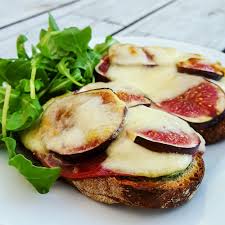 Bruschetta A La Figue Bresaola Et Mozzarella La Cerise Sur Le Maillot Recette Mozzarella Recettes De Figues Figues