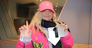 Treballem la percussió corporal i les figures musicals amb el ritmograma de la cançó dance monkey de tones and i. Dance Monkey Sets Chart Record As Longest Female Number 1