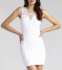La modella è alta 187 cm e indossa la taglia 40it/s. Guess Vestito Elegante Corto In Pizzo Bianco Blumarestore