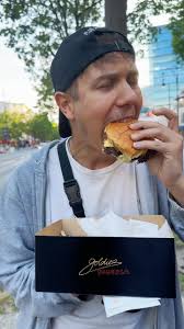 Ne manquez pas Stefan Jacob dans la nouvelle émission Big Burger Battle sur  @flavour.network et @stacktv 21 Avril 9pm 6pm pacifique 6pm