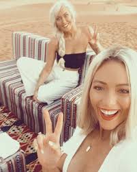 Throw back to dinner in the desert in Abu Dhabi ✨🔥 the hot sister AND  @supercarblondie all in one photo 😱😂