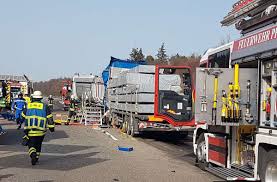 Aus den bereichen lokales, wirtschaft, kultur und sport. Todlicher Unfall Bei Pforzheim Lkw Fahrer Kracht In Vordermann Und Stirbt A8 Voll Gesperrt Baden Wurttemberg Stuttgarter Nachrichten