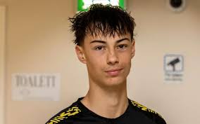 Anton (14) knuser sine nordnorske motstandere