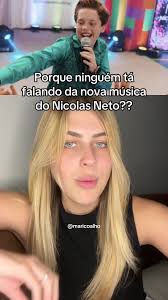 Adolescente De Outro País Fazendo Homenagem Como Cartazes Do Nikolas