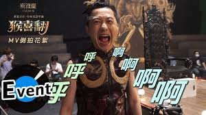 庾澄慶 缺口 電影 等一個人咖啡 主題曲 作詞：九把刀 作曲：木村充利 天亮了 妳睡了 在唇邊 偷偷的 種一朵盛開一百萬次的美夢 夢中我想不起來 愛上妳的初衷 妳用腳趾調皮提醒我 我安靜 妳囉嗦 我寵貓 妳愛狗 我們間沒有一見鍾情的藉口 一杯咖啡過後 留下. åº¾æ¾„æ…¶harlem Yu çŒ´å–œç¿» å®˜æ–¹mvèŠ±çµ® Broadway Shows Broadway Show Signs Event
