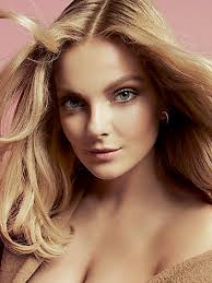 Mihalik enikő volt látható az elle brazil 2013 júniusi számának címlapján. Eniko Mihalik Fashion Elite