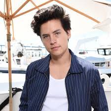 Cole mitchell sprouse was born in arezzo, tuscany, italy to american parents, melanie (wright) and matthew sprouse, and was raised in long beach, in their native california. Cole Sprouse Nach Lili Reinhart Verliebt In Ein Model Gala De