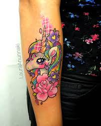 6 829 Vind Ik Leuks 109 Reacties Laura Anunnaki Anunnakitattoo Op Instagram Rainbowunicorn With Extra Love I Unicorn Tattoos Tattoos Kawaii Tattoo