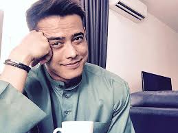 Saya mula kenal dia ketika dia berlakon dalam filem penanggal dan kami mula rapat selepas penggambaran filem bikers kental. 39 Zul Ariffin Ideas Mens Tops Mens Tshirts Rayban Wayfarer