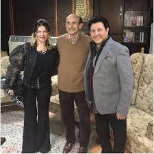 قال الفنان المصري هاني شاكر نقيب المهن الموسيقية، إن الفنانة شيرين عبد الوهاب ليست مطربة مصر الأولى ولا تستحق هذا اللقب. Ù‡Ø§Ù†ÙŠ Ø´Ø§ÙƒØ± ÙˆØ²ÙˆØ¬ØªÙ‡ ÙÙŠ Ø²ÙŠØ§Ø±Ø© Ù„Ù…Ø­Ù…Ø¯ ØµØ¨Ø­ÙŠ Ø´Ø§Ù‡Ø¯