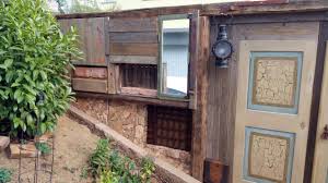Dieses gutes design für einander verjüngende gärten verwendet die starke neigung. Diy Vintage Gartenzaun Sichtschutz Aus Verschiedenen Elementen Und Alten Materialien Mit Etwas Phantasie Und Kreati Diy Vintage Gartenzaun Alte Schrankturen