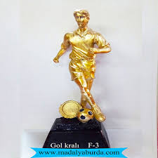 Sait sarıoğlu aradığı aşkı bir gün sokakta gezerken bulur. Kupa Gol Krali Odulu Madalya Burda