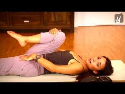 Die dehnungen werden deinem rücken richtig guttun! Yoga Ubungen Gegen Akute Ruckenschmerzen Fit In 5 Youtube