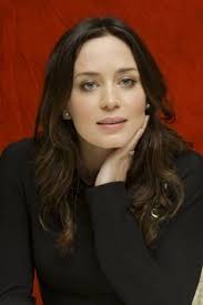 Evelyn (emily blunt) ist mit ihren kindern regan (millicent simmonds), marcus (noah jupe) und dem baby nun auf sich allein gestellt. 900 Smitten Ideas In 2021 Actresses Celebrities Celebs