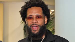 Head trainer hints at Subriel Matias pricing himself out and has a message  for Teofimo Lopez : r/Boxing