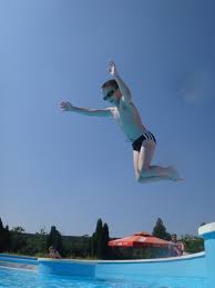 Tanmedencékben a vízszintje mindössze 105 cm mély, így a még bizonytalanul úszók is a legkedvezőbb környezetben ismerkedhetnek az úszás technikájával. Swimwars Uszoiskola Ujbuda Sport11 Sport11 Ujbuda Nyari Uszotabor