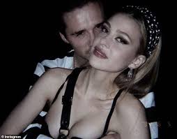 Cậu cả nhà Vic Beck buồn bã đi trượt ván sau ồn ào có tình mới