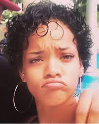 Regardez Cette Photo Instagram De Rihannadaily 14 9 K J Aime Rihanna Short Hair Rihanna Curly Hair Short Curly Hair Pictures