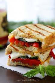 Roasted Red Pepper And Pesto Grilled Cheese Sandwiches Lauren S Latest Rezeptideen Lebensmittel Essen Essen