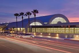 El aeropuerto de oxnard o oxnard airport es un aeropuerto público localizado a una milla al oeste del distrito financiero de oxnard, una ciudad en el condado de ventura, california. Aeropuerto De Santa Ana