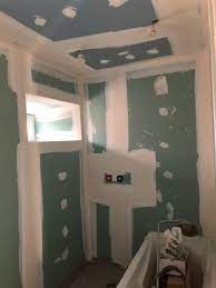 Pour l'isolation de la salle de bain, la norme impose une plaque de plâtre hydrofugée, comme les plaques placomarine ®, habito ® hydro ou easyplac ® sur des hauteurs minimales de 1,80 m. Isolation Thermique Murs Salle De Bain Avec Plaque De Platre Ba 13 Hydrofuge Pour Pieces Humides Allauch Filipe Oliveira