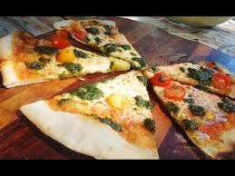 Hacer La Masa De La Pizza A La Piedra Salsear Cubrir Con Mozzarella Y Reservar Para La De Pesto Procesar El Ajo Nuez Perej Comida Recetas Ligeras Pesto