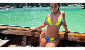 Une influenceuse française met en vente ses prothèses mammaires à un prix  fou... Les internautes sont sous le choc !