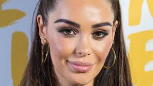 Nabilla chirurgie esthetique avant et après. Nabilla Vergara Sexy Et Sublime Elle Prend La Pose A La Piscine Avant Le Jour J