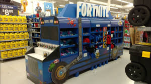 Dans ce jeu vidéo en ligne gratuit, les joueurs ont départ un avatar avec une apparence très standard et ils peuvent ensuite. Exclusive Walmart Fortnite Battle Bus Funko Pop And Merch Display Crackshot And More Youtube