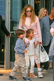 Jennifer lopez is holding nothing back from her kids! Jennifer Lopez Limits Children S Gadgets