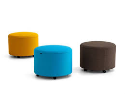 Der stuhl wird im standard mit kunststoffgleitern geliefert und ist stapelbar. Actiu Bend F10 Hocker 55 Cm Rund Mit Rollen Hocker Und Sitzsacke Lounge Empfangsmobel Alle Buromobel 4bueromoebel De