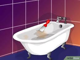 Verniciare la vasca da bagno stendere una prima mano di smalto per vasca da bagno con il pennello a rullo; Come Ritinteggiare Una Vasca Da Bagno Con Immagini