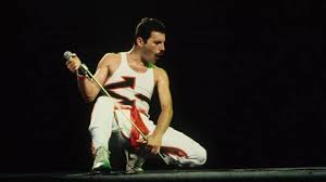 En 1982, les deux compatriotes, freddie mercury (avec son groupe queen ) et david bowie , avaient ravi les fans en livrant un produit de leur collaboration freddie et david ont croisé le fer sans aucun doute. Remembering Freddie Mercury Under Pressure Isolated Track